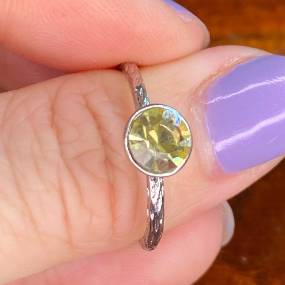 Silver-Tone Hammered Band Ring w/ Yellow-Green Crystal Rhinestone – Size 8 - Picture 3 of 10